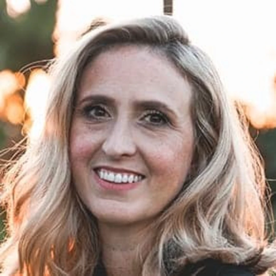 Linda Presley - warm and friendly professional headshot portrait with golden
hour outdoor lighting